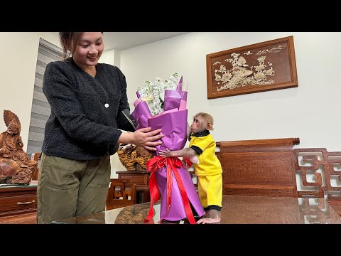 Bibi goes buy flowers to surprise Mom on International Women&#039;s Day!
